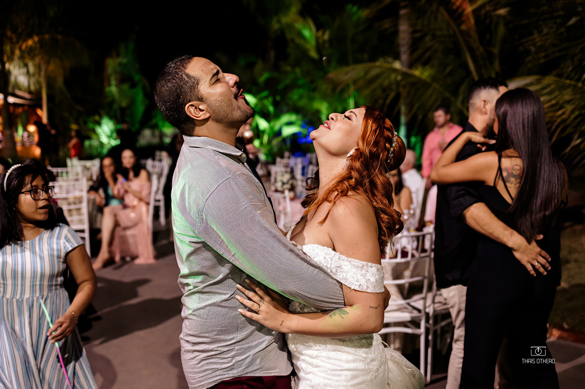 cantando com a banda