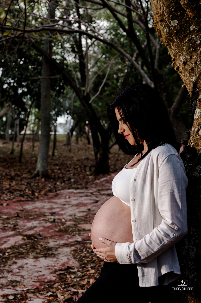 gravida encostada na arvore