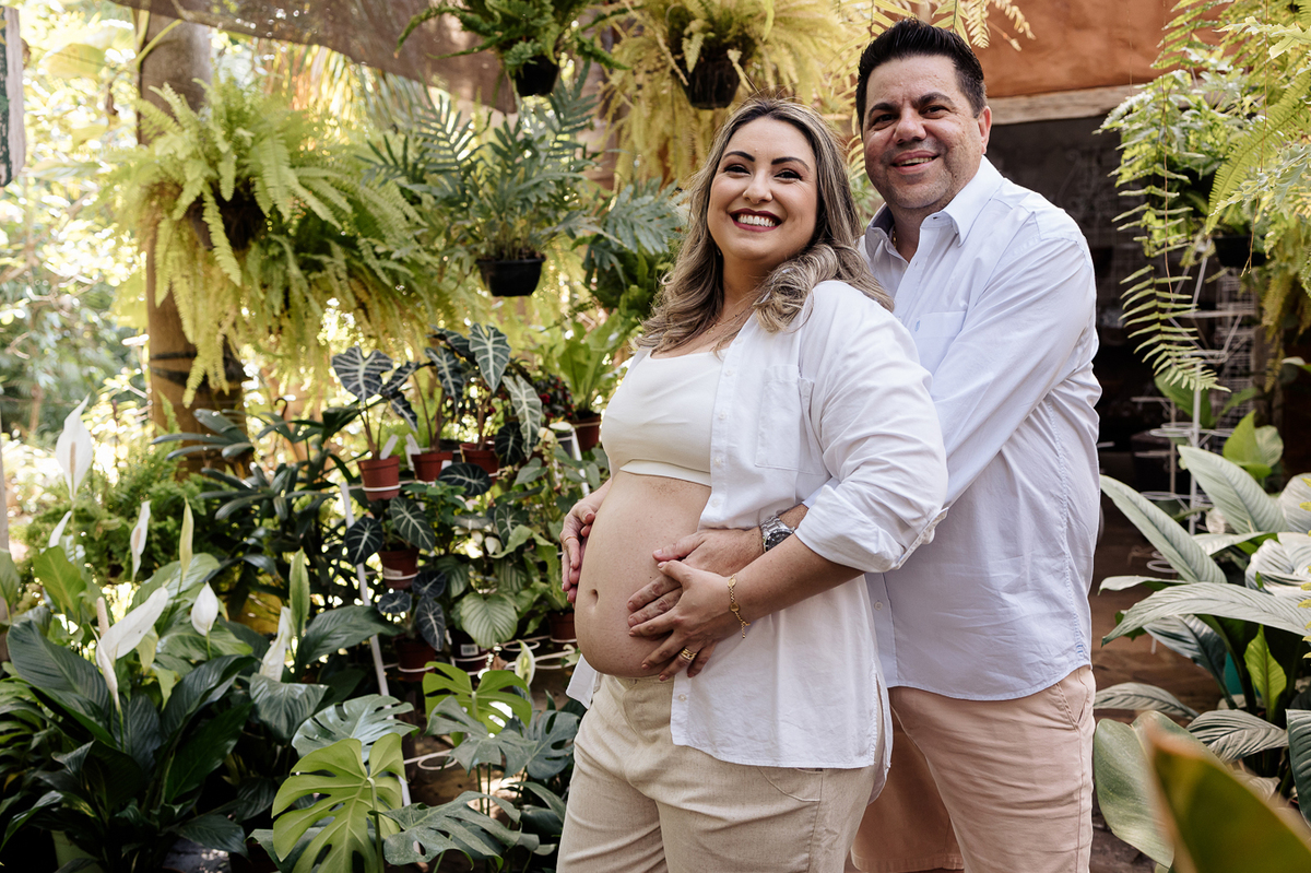 mamae e pai sentindo o bebe