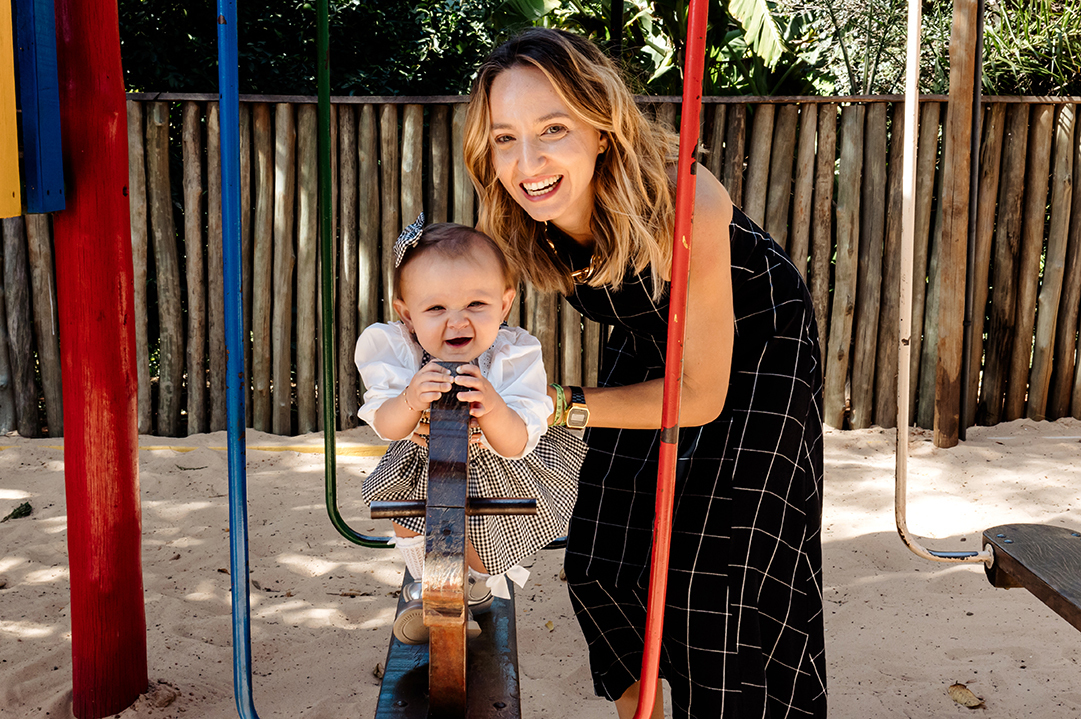 Mamae brincando no cavalinho com a filha
