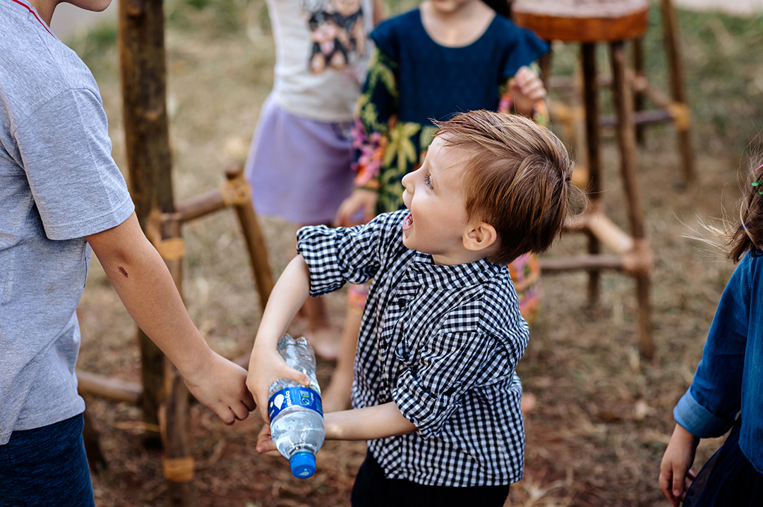aniversariante brincando com os amigos na festa