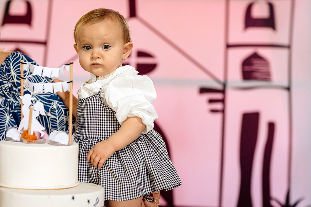 detalhe da aniversariante linda na mesa do bolo