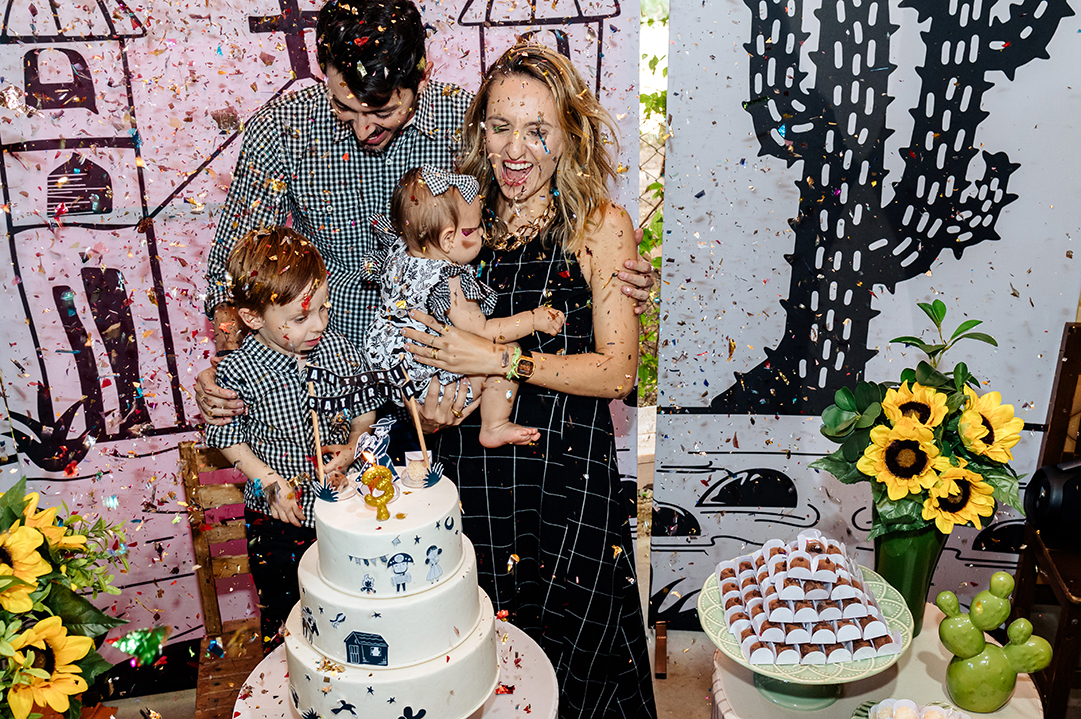 explosao de alegria com fogos e brilhos no parabens