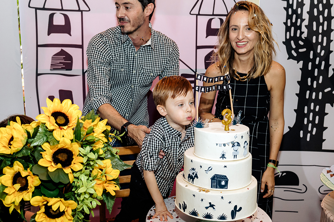 filho apagando a velinha