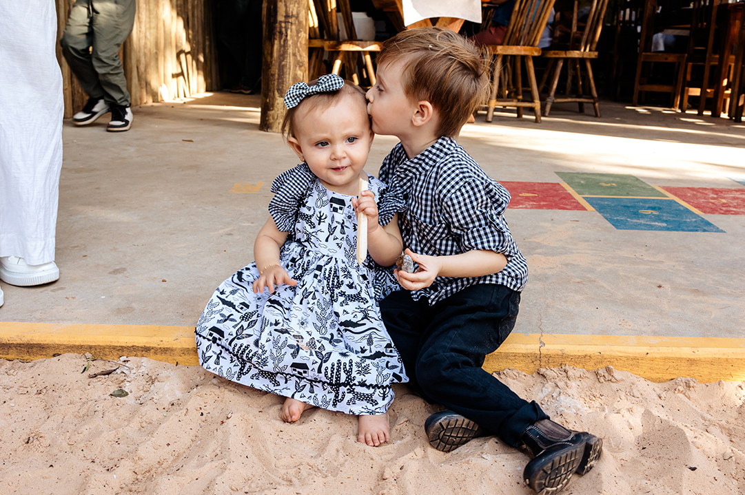 beijo de carinho dos irmaos no parque de diversao do restaurante da estiva