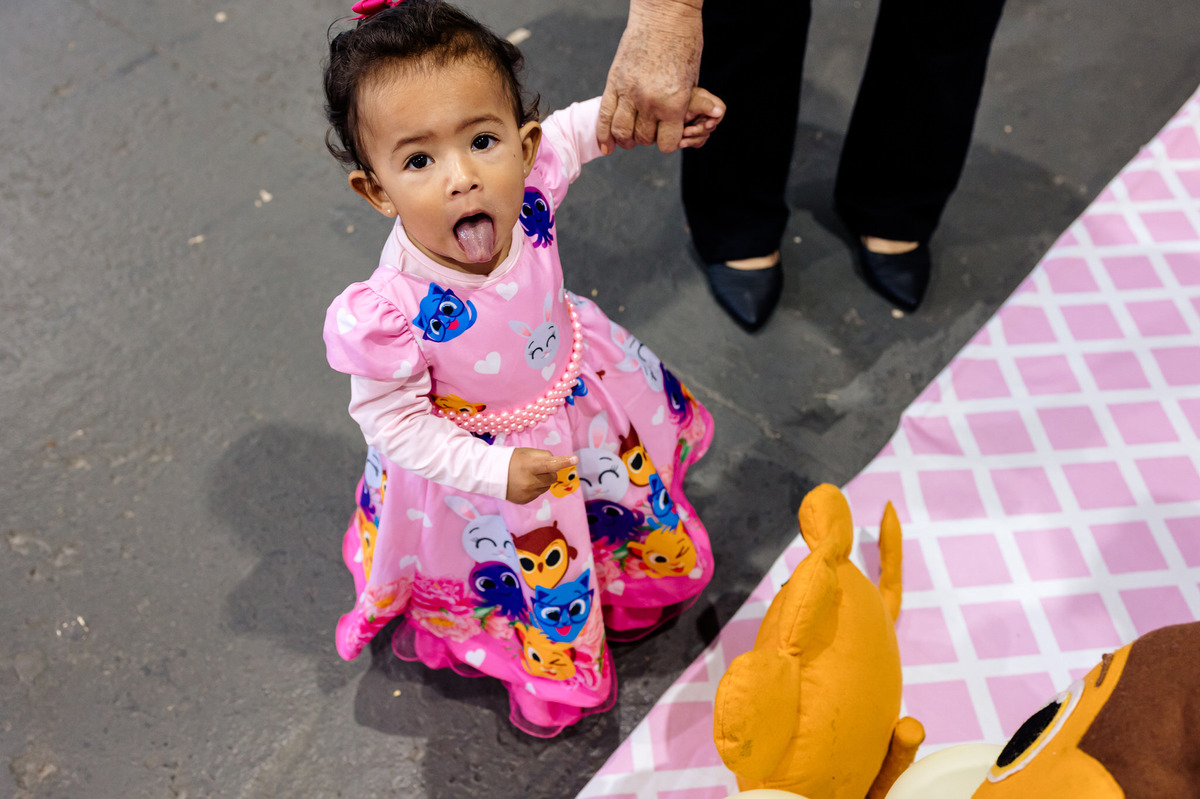 manu mostrando a lingua para o fotografo