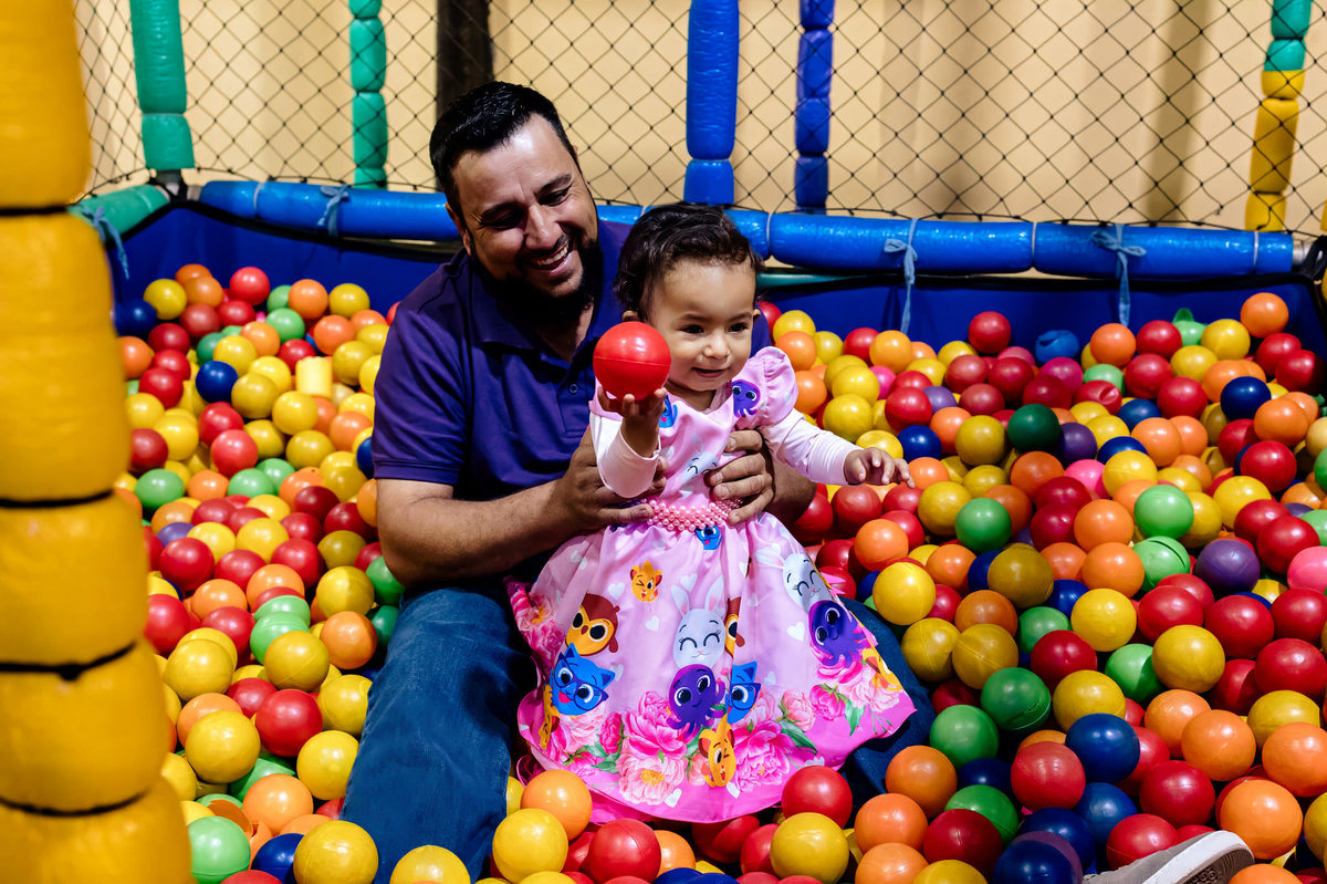brincando na piscina de bolinha