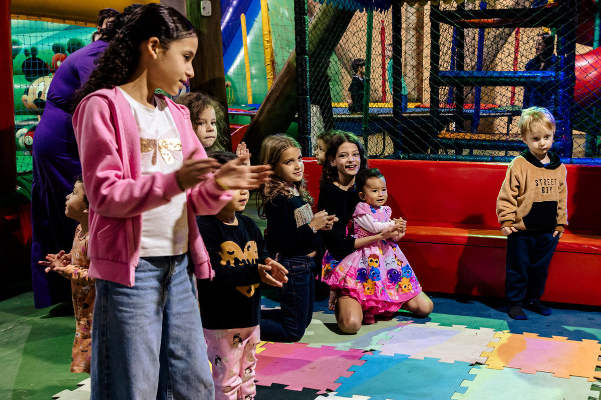 cantando e dancando com os amiguinhos