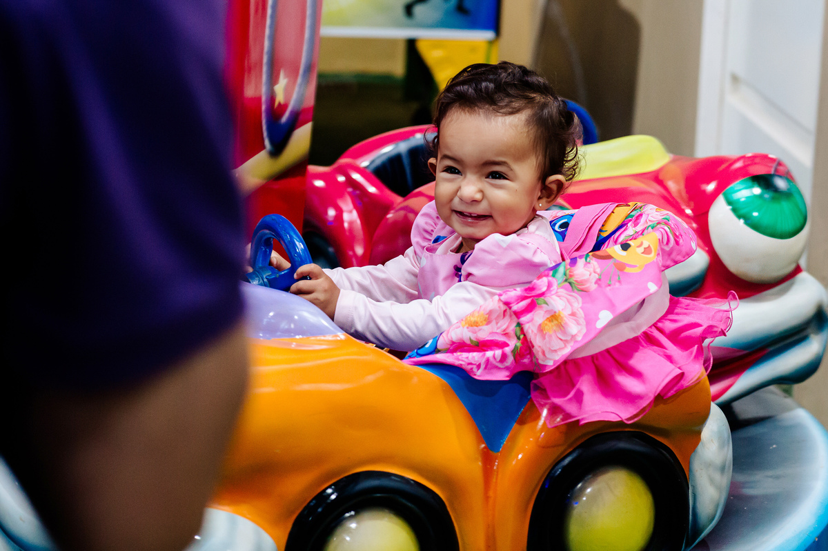feliz no carrinho cor de rosa
