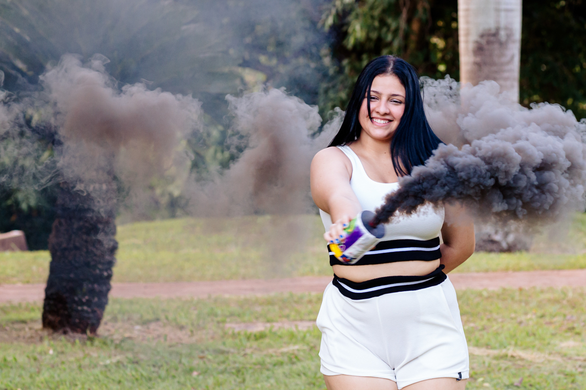 sorrindo com fumaça preta