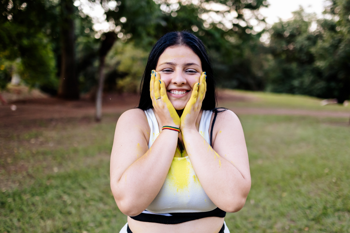 marcando o rosto com o po colorido