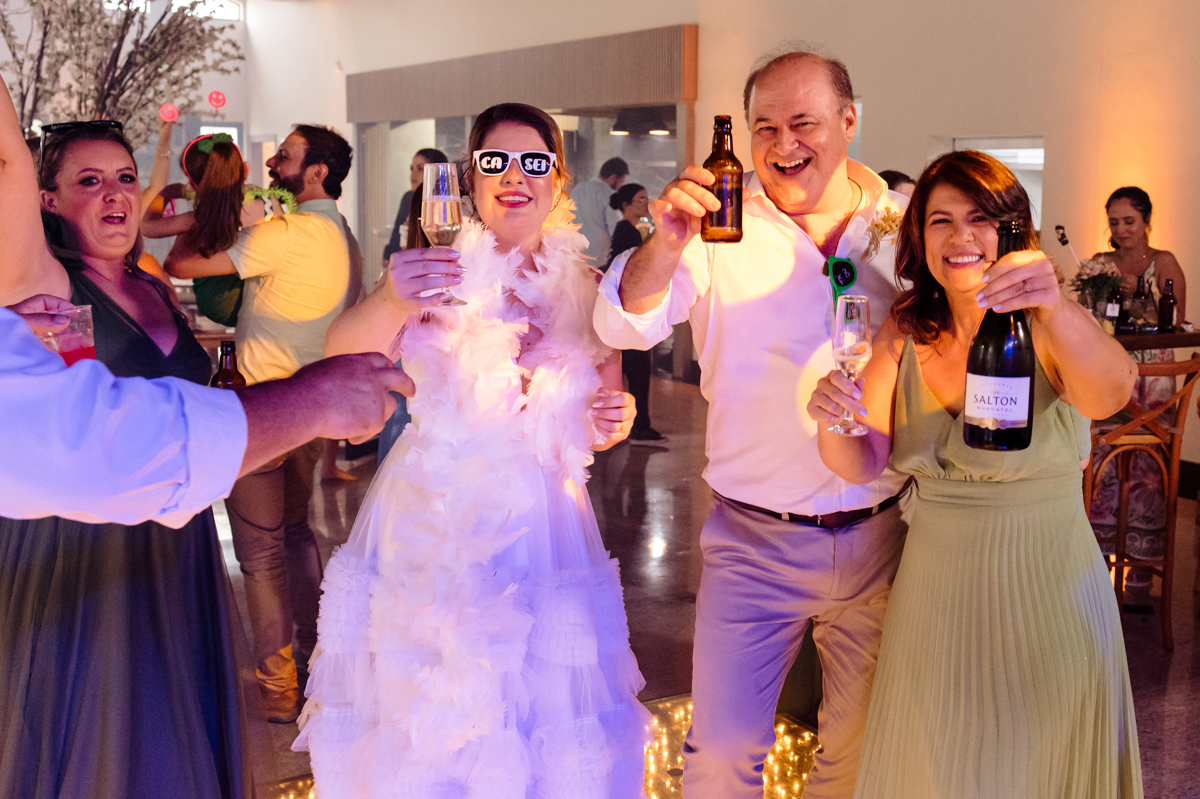 comemorando com parente e amigos