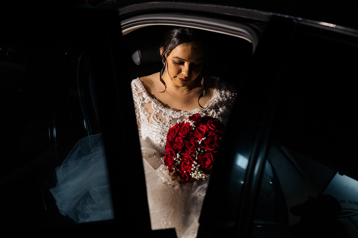 foto no carro, noiva, flores