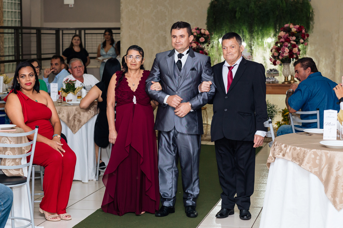 entrada noivo com os pais