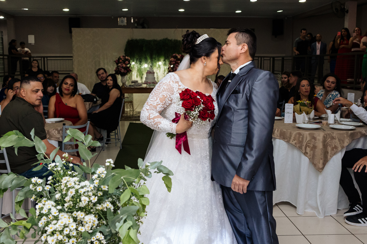 noivo e noiva entrada, beijo noivo na testa