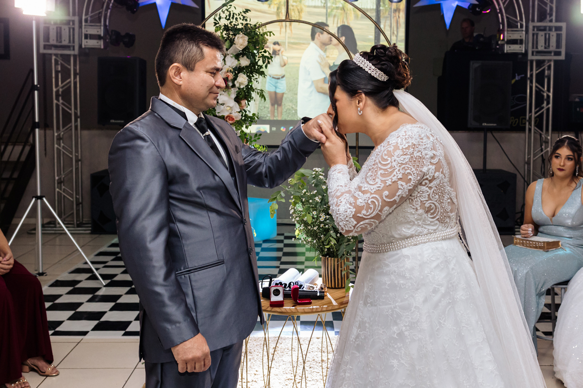 troca das aliancas, noiva, beijo