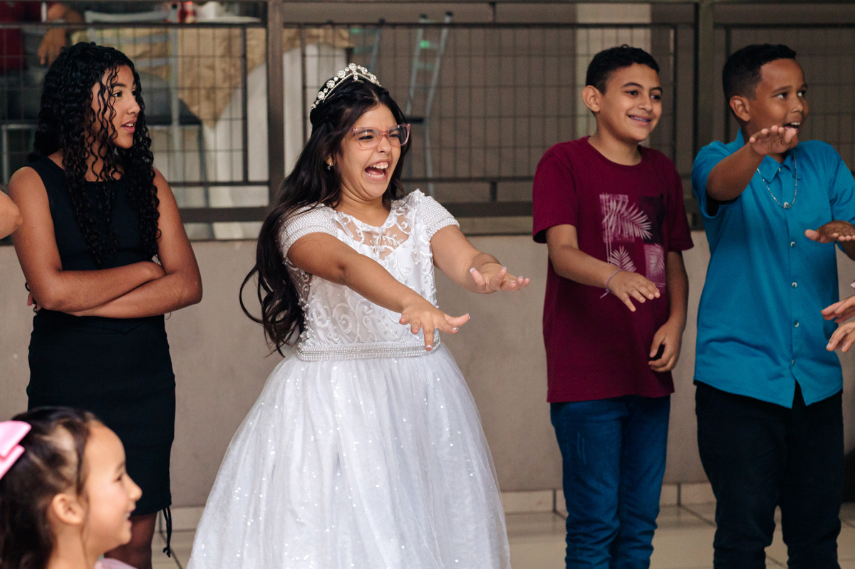 filha dancando na festa de caswamento dos pais