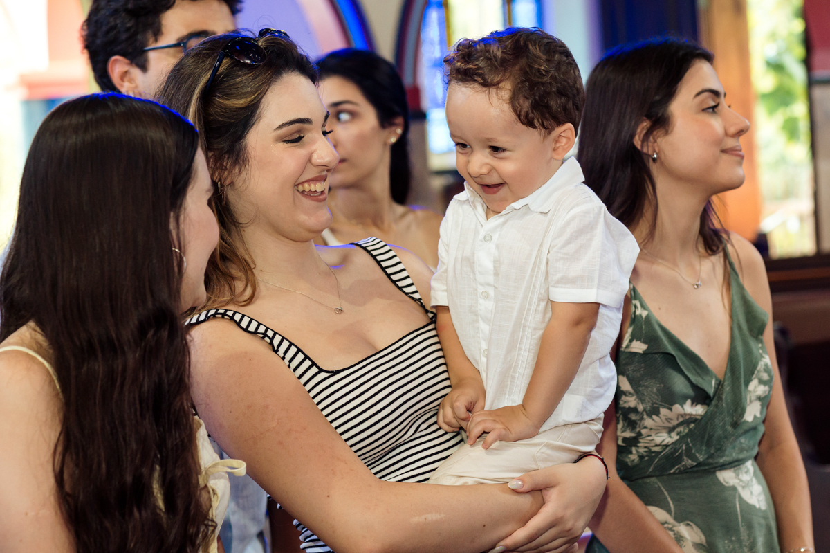 sorrindo, brincando, prima