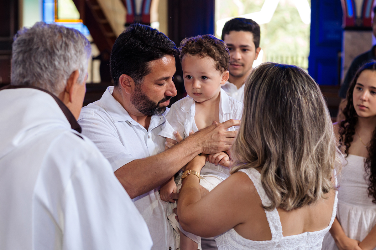 passando oleo de batismo