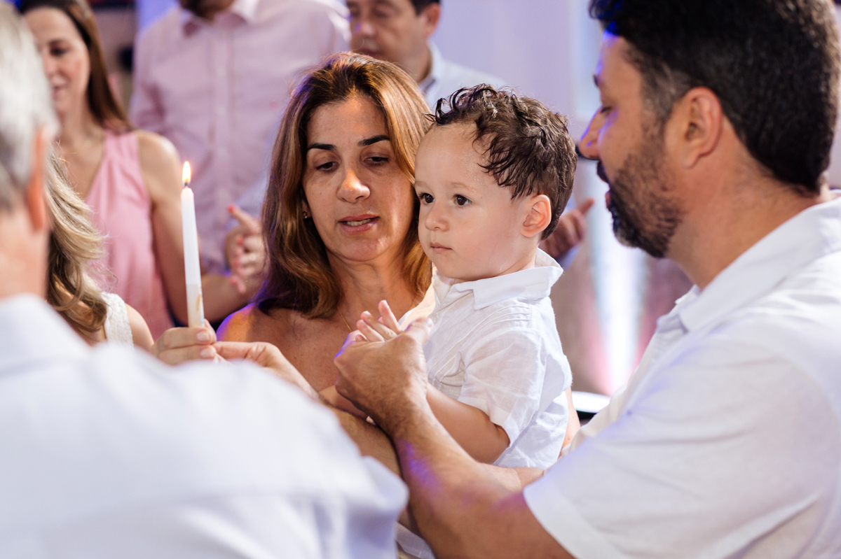 olhar fixo na vela, rezando