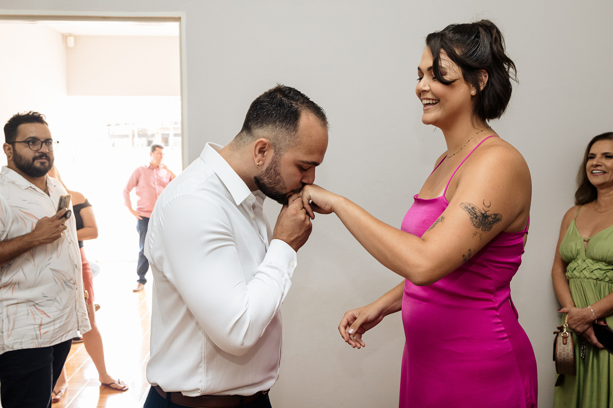 beijando a alianca no cartorio de casamento