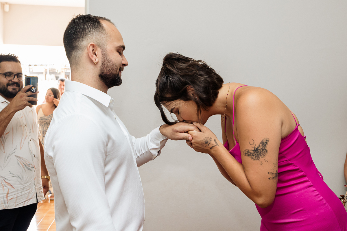 noiva beijando, amor