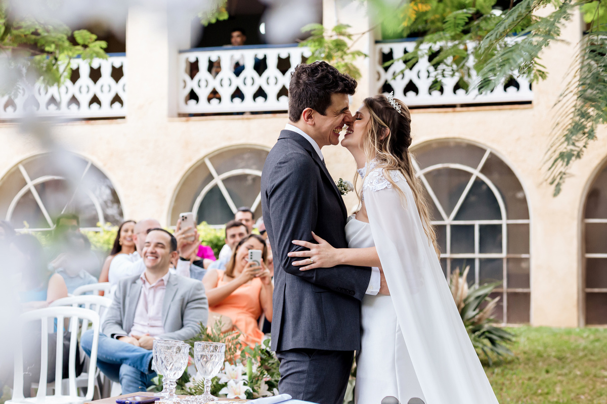 beijo apaixonado dos noivos