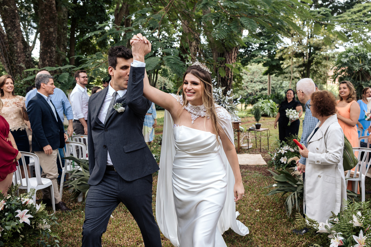 saida dos noivos, comemoracao com amigos