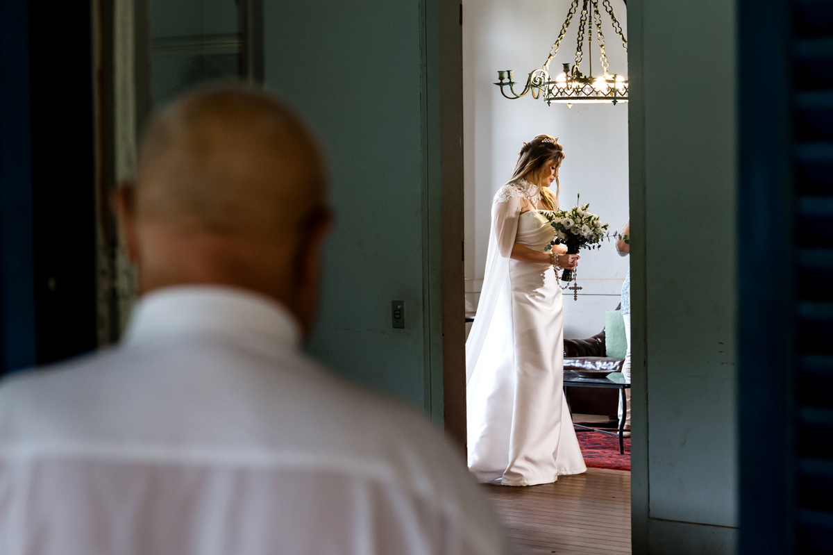 prepando para entrar na igreja, Pai observando