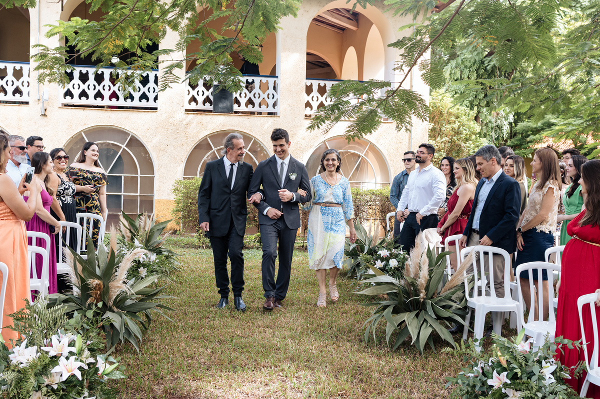 entrado do noivo com os pais