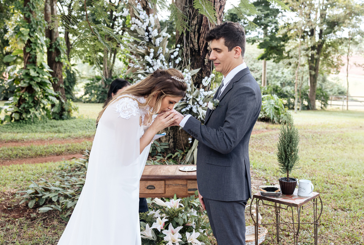 beijo da alianca, noivo e noiva