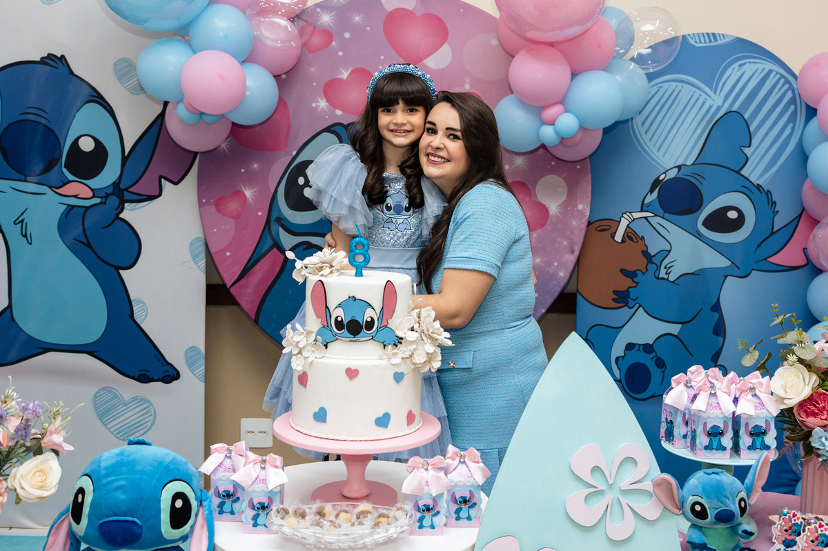 foto com a mae no bolo