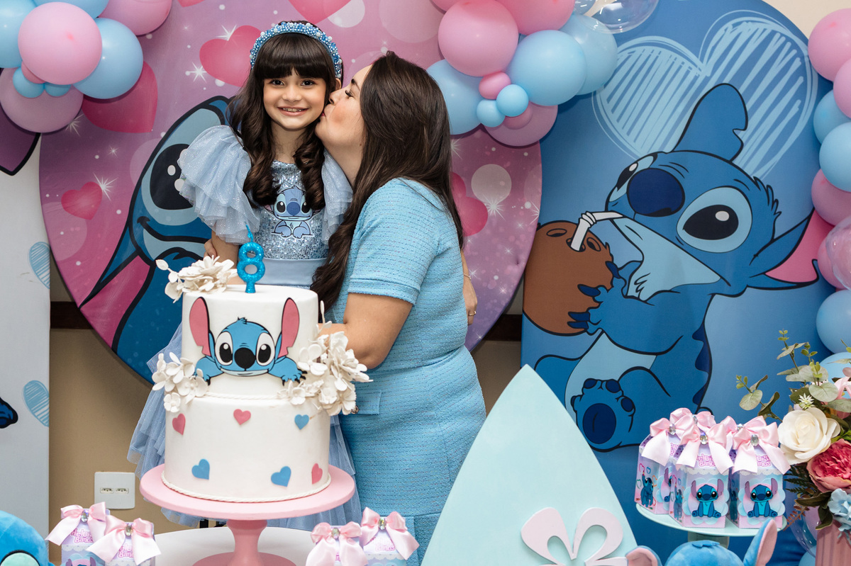 beijo de amor da mae na filha