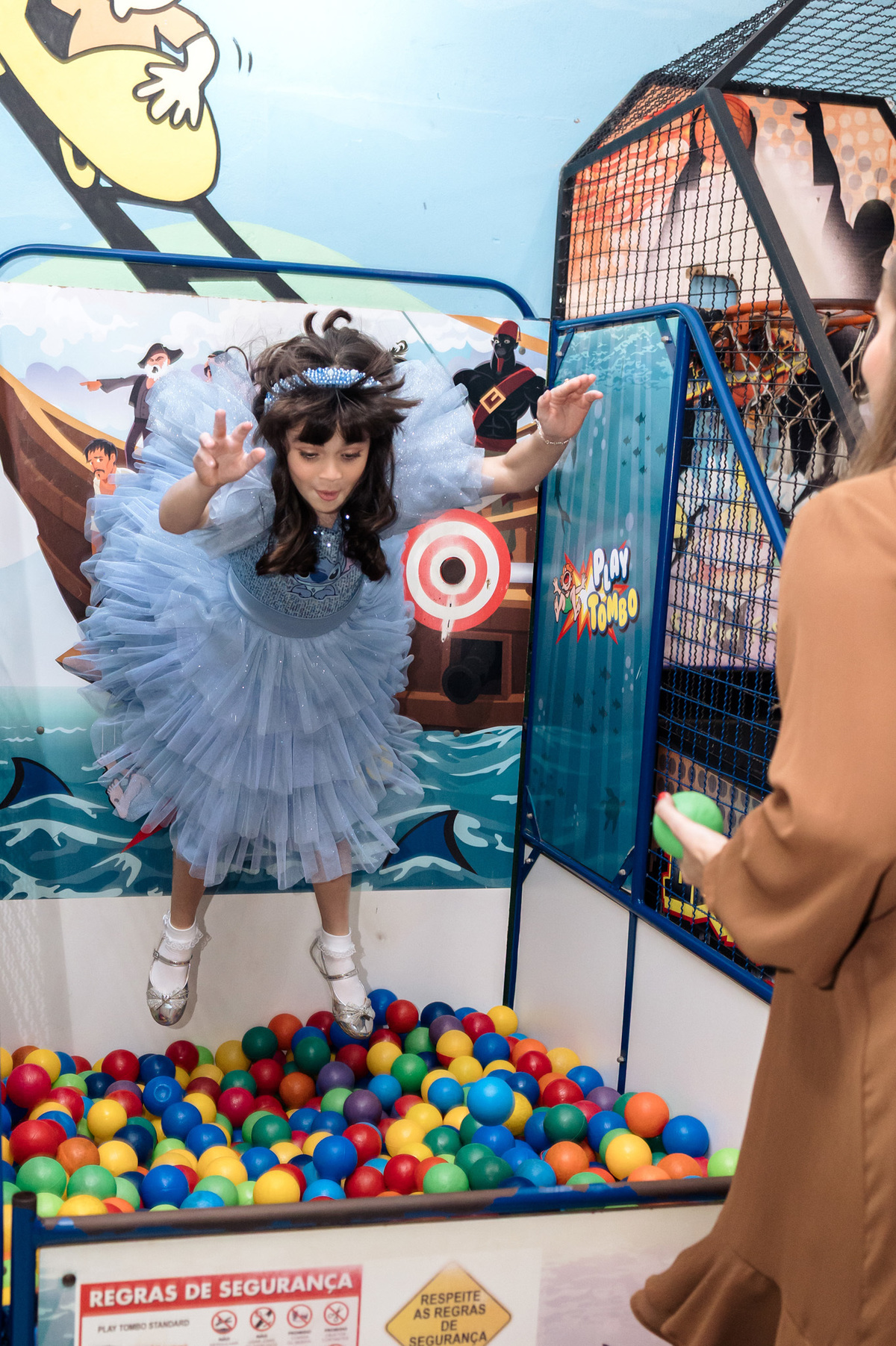 caindo na piscina de bolinha