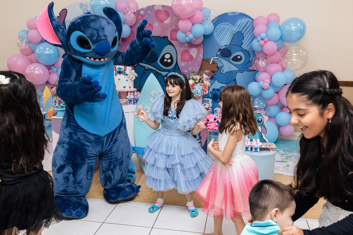  stitch dancando com a aniversariante
