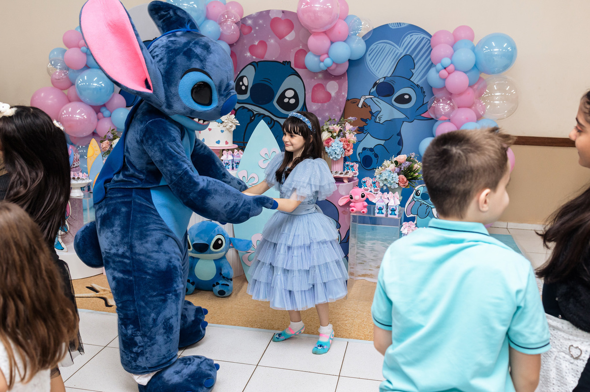 aniversartiante com as maos dadas com stitch