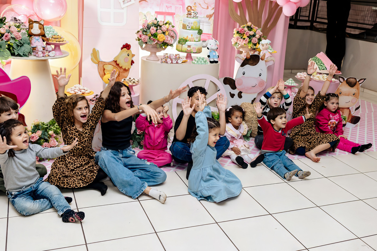 amigos na frente do bolo