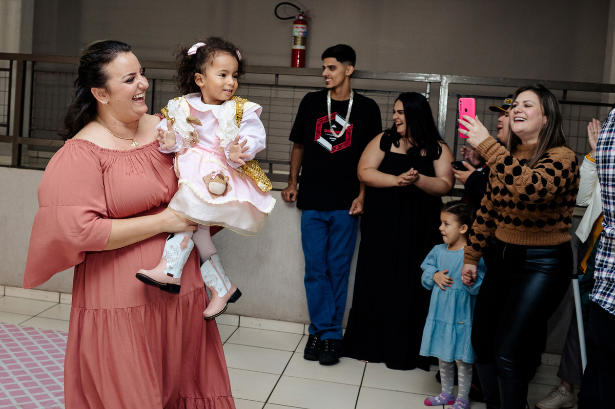 brincando, desfilando