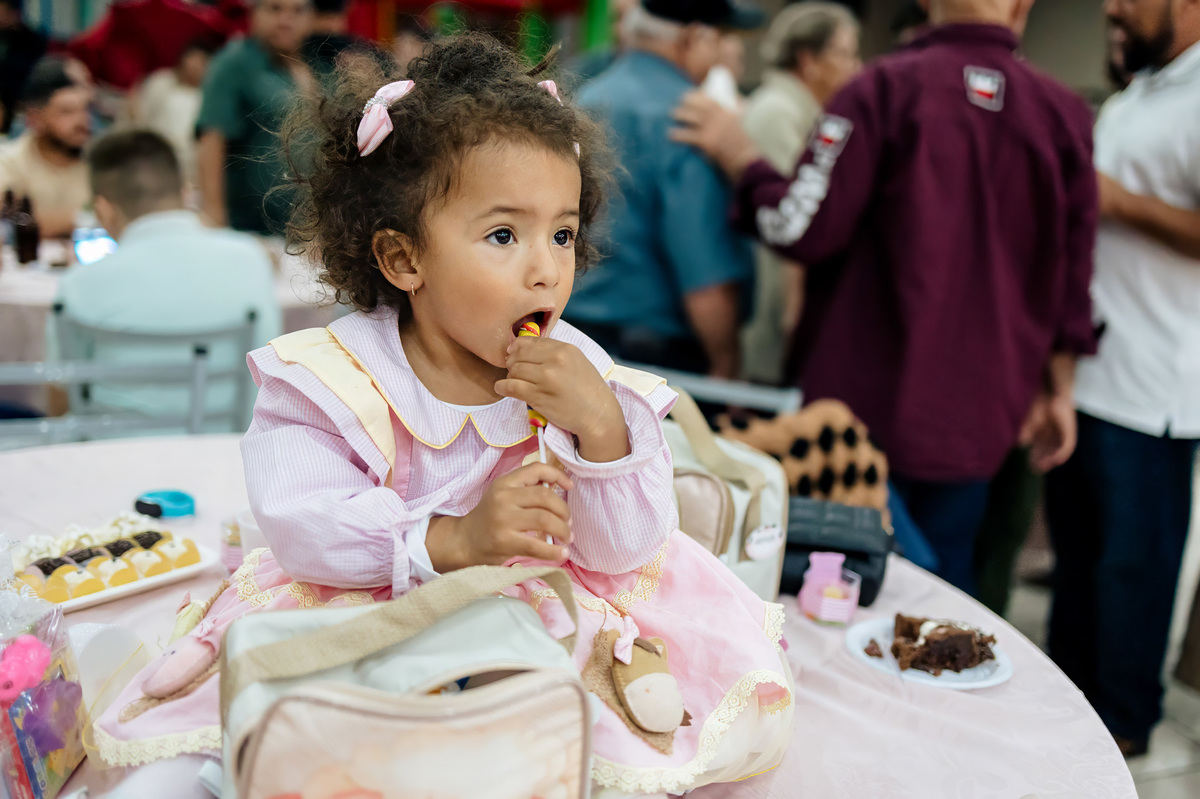 descobrindo e comendo os doces da sacola