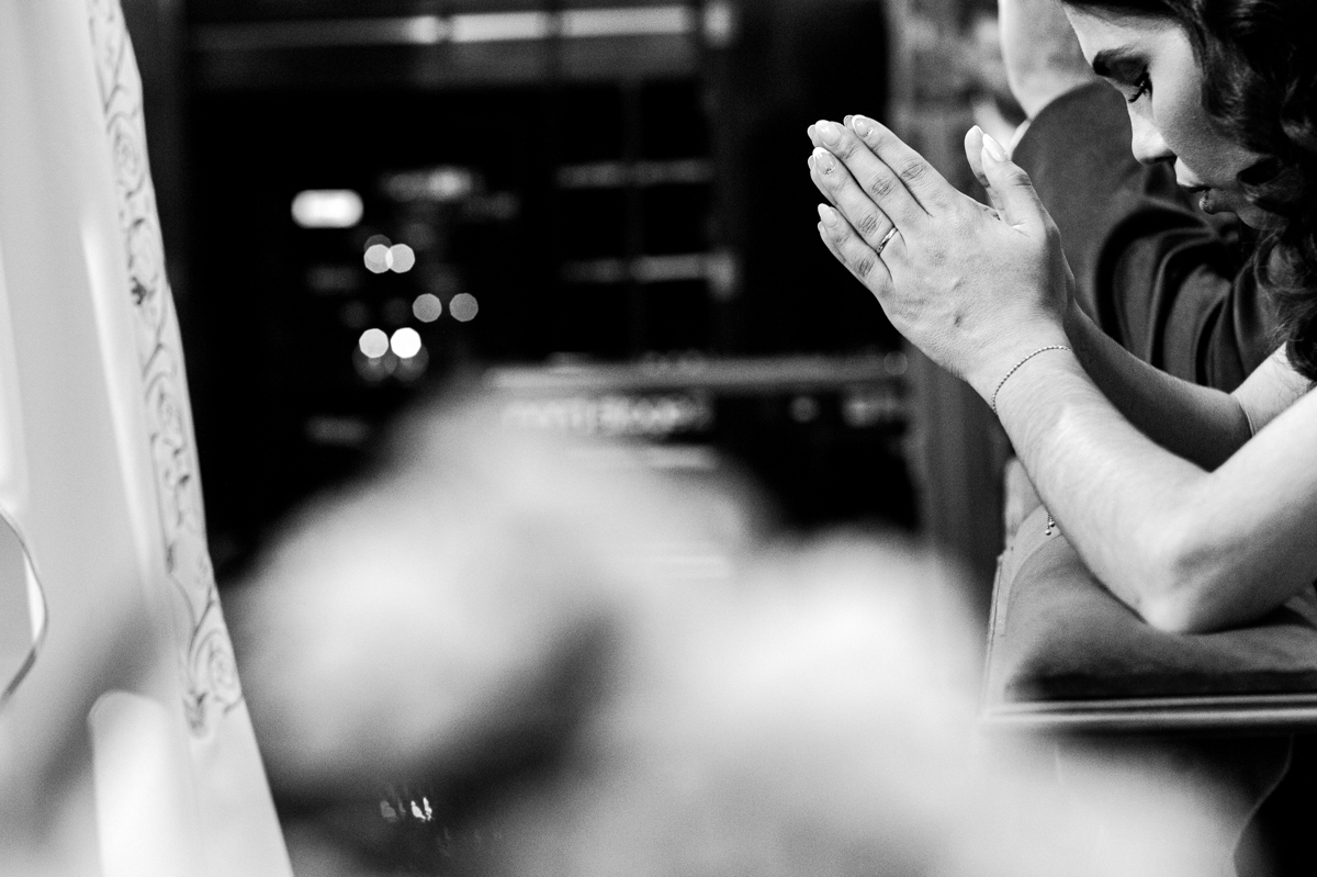 orando, fazendo um pedido