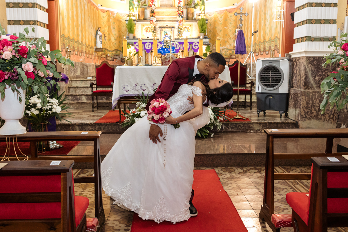 saida dos noivos com beijo