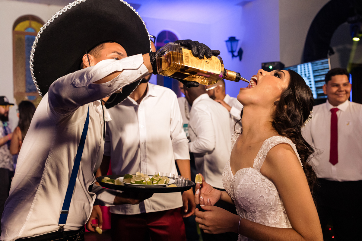 noiva bebendo tequila