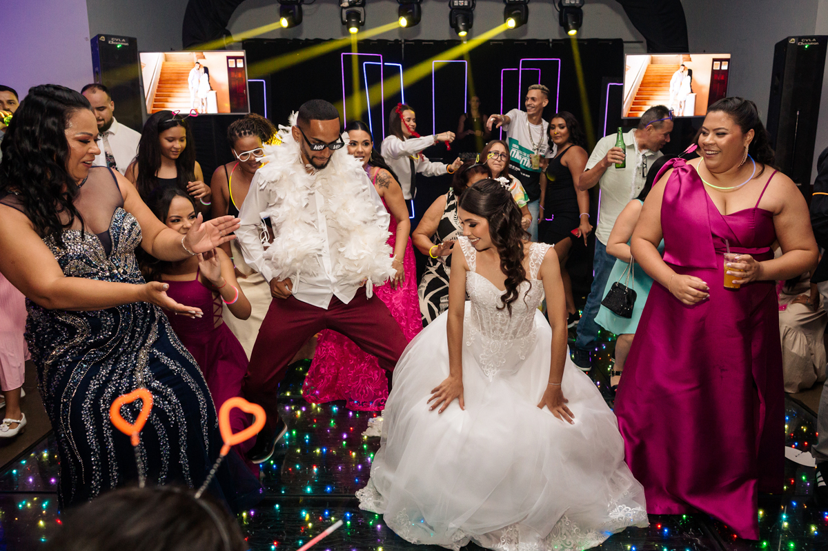 noivos e convidados dancando
