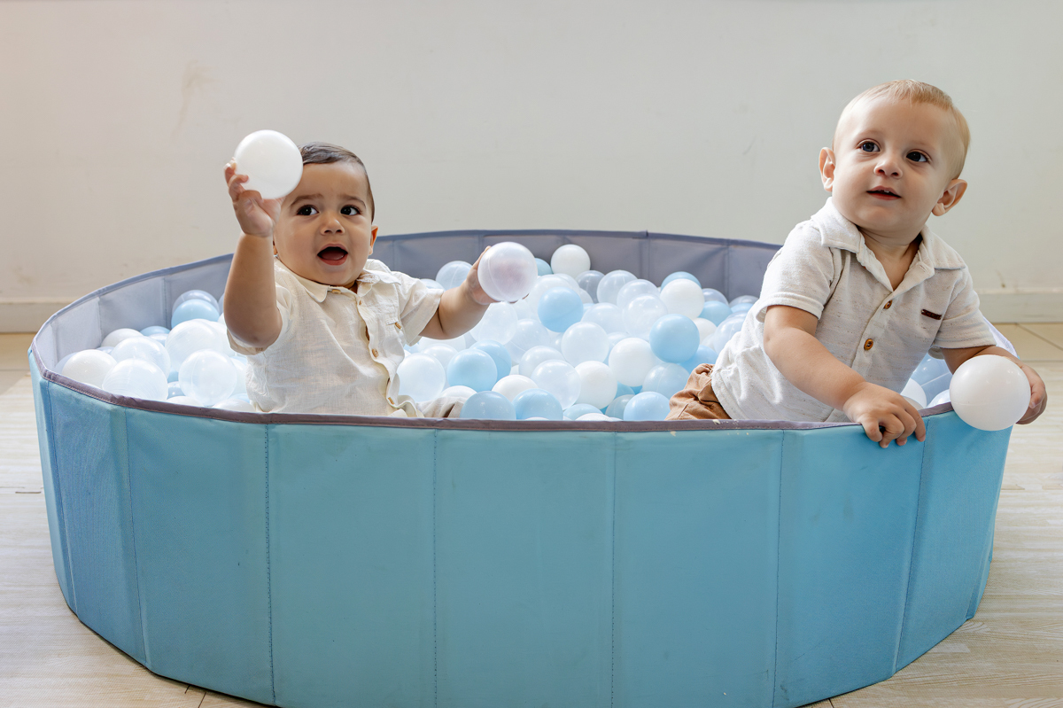 piscina de bolinha com amigo