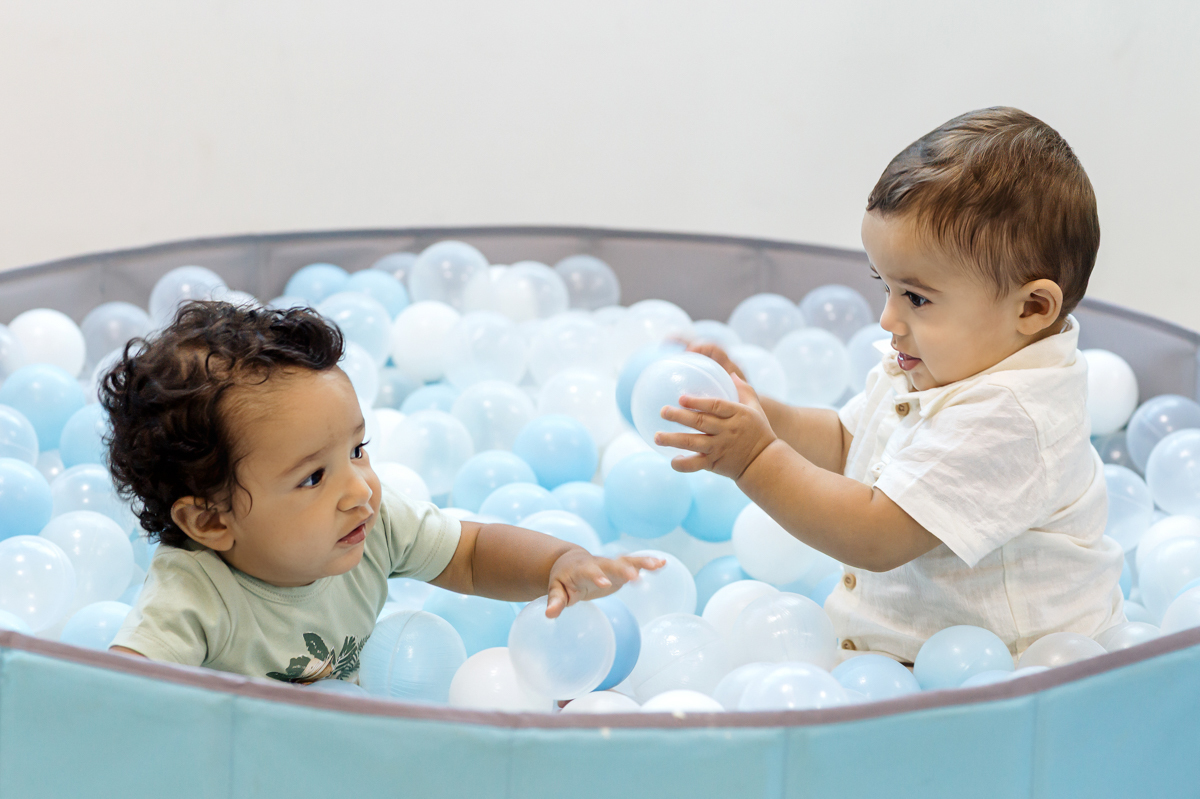 brincando com amiguinho na piscina de bolinda