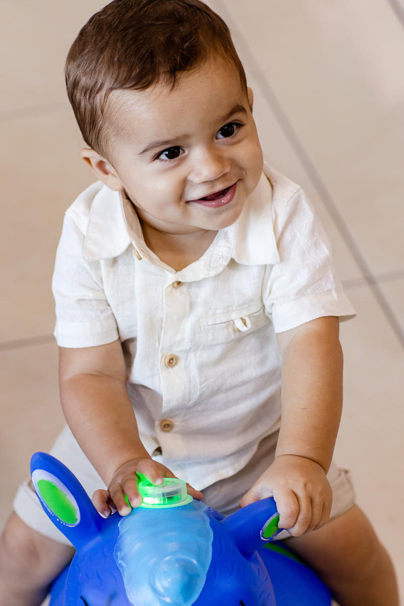 brincando com presente da titia