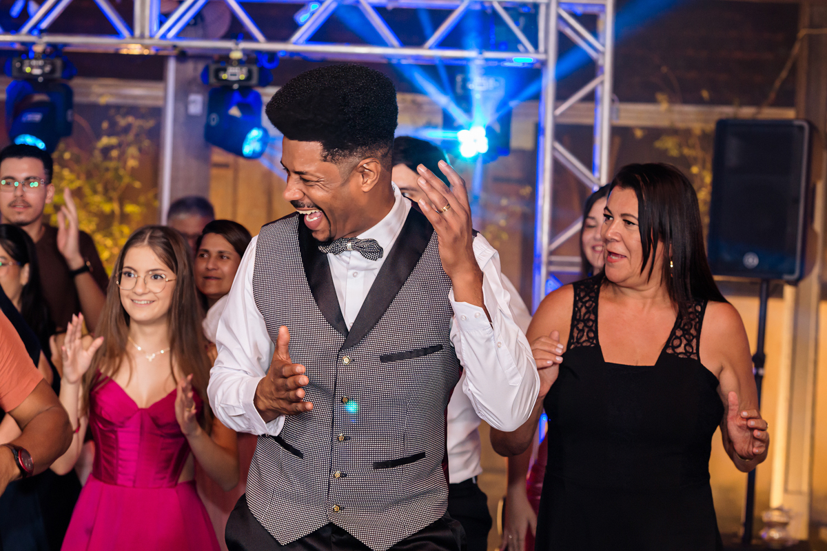 noivo animado, dancando