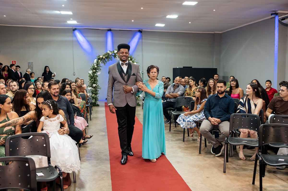 entrada do noivo com sua mae