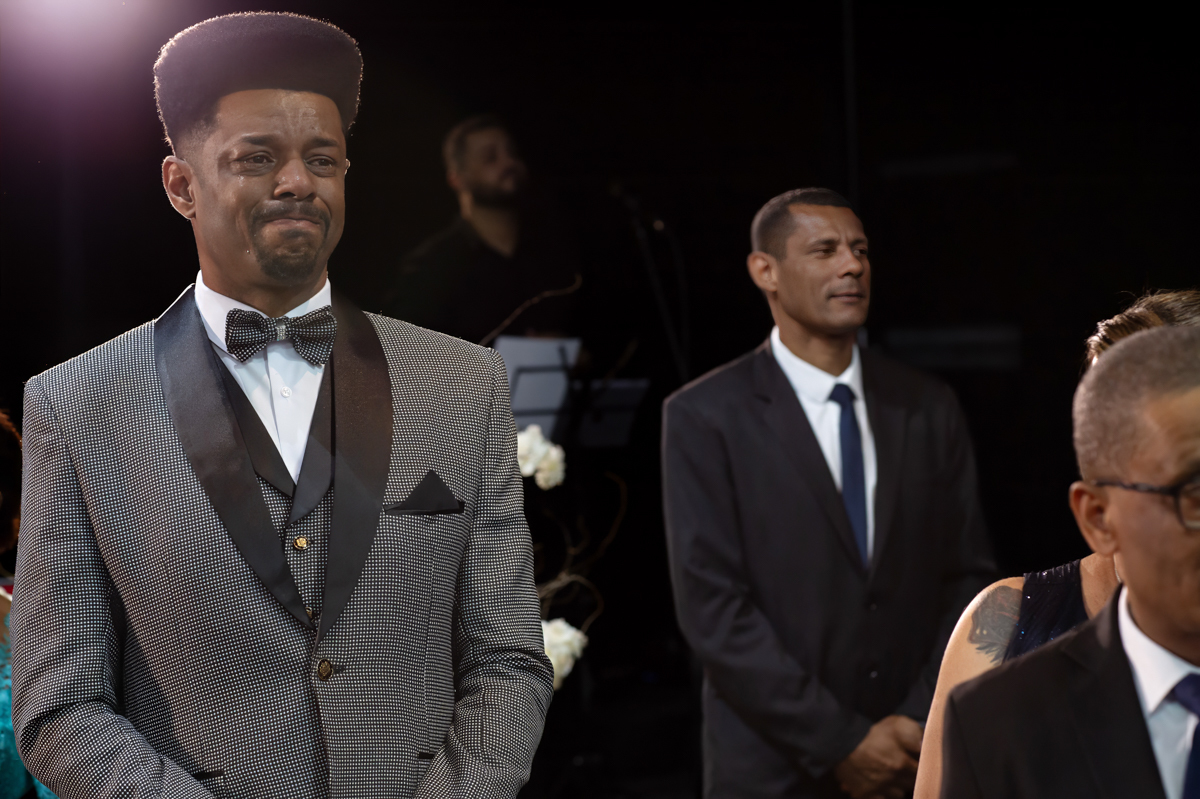 noivo com emocao, chorando