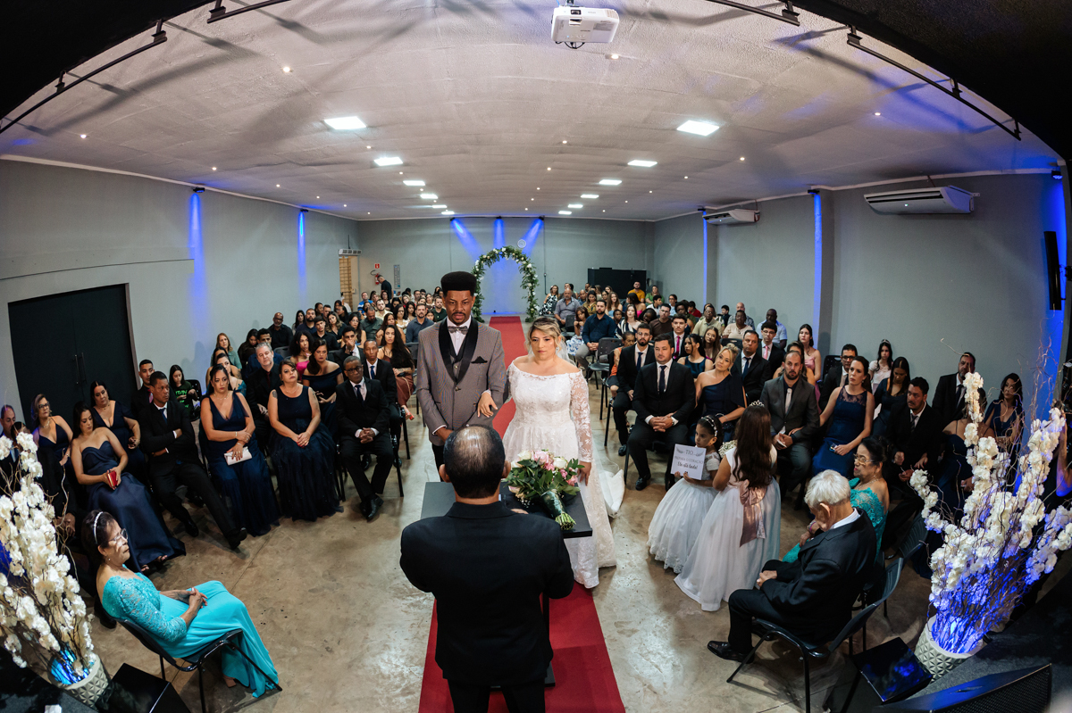 vista geral do casamento e da igreja